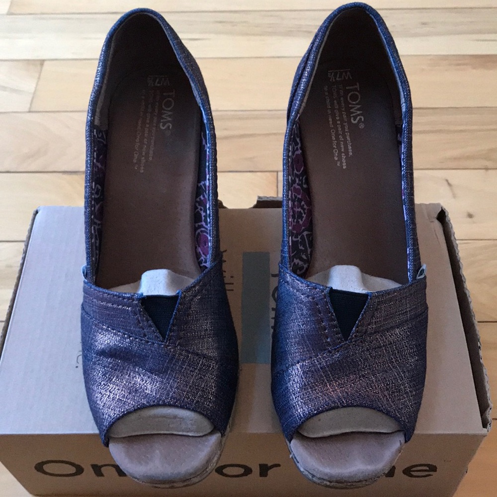 Toms Size 7.5 “Azar” open toe wedge